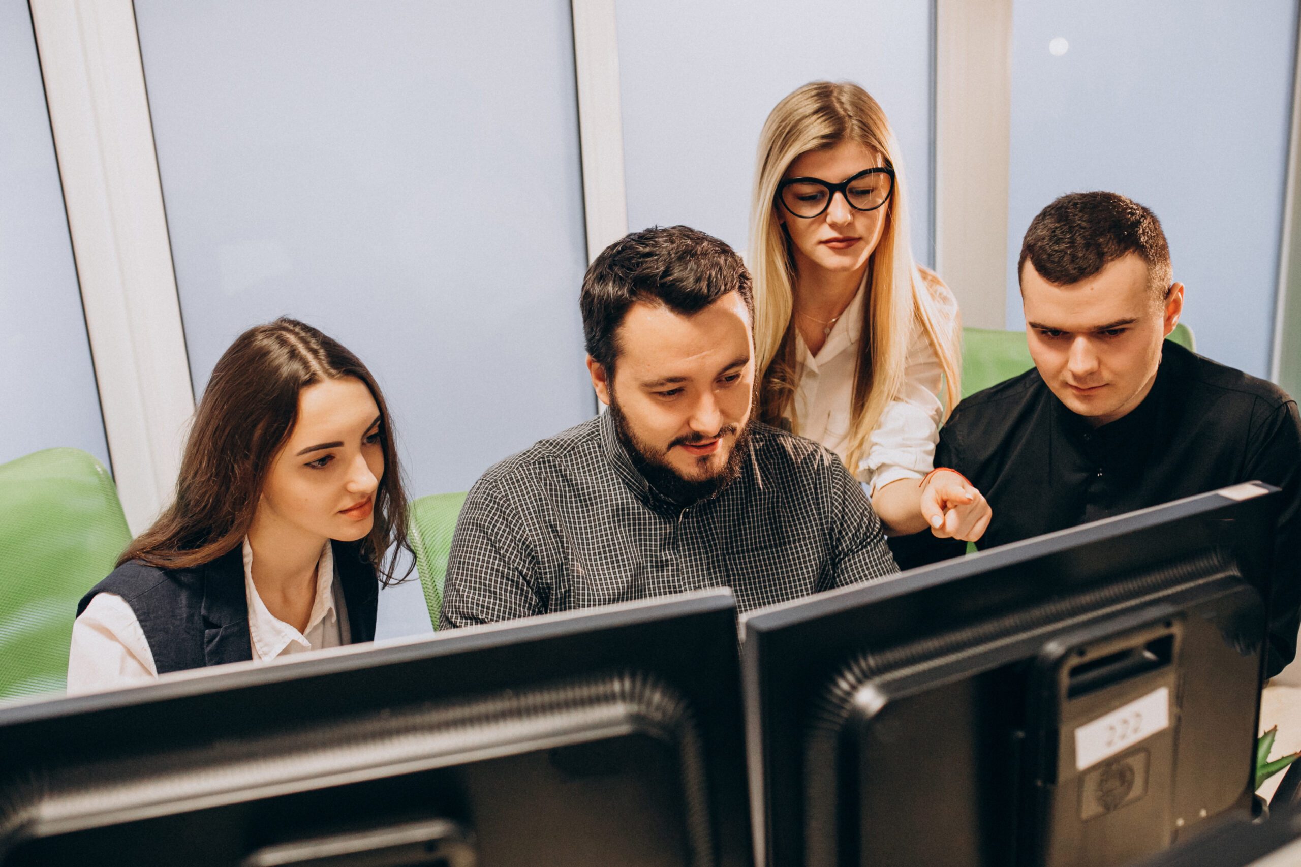 Darksn React.js team working together at a screen