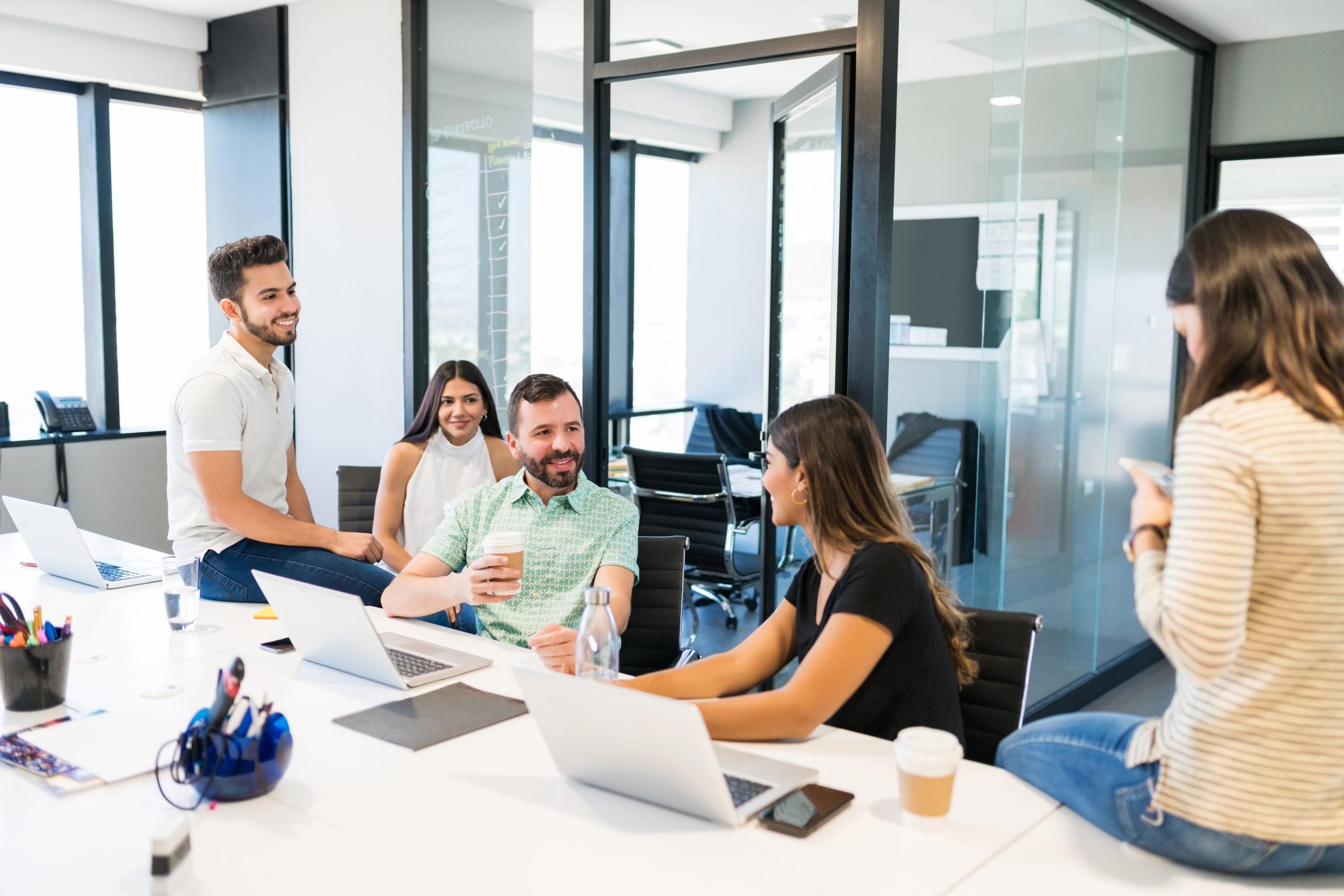 Darksn Business-Experten besprechen eine Salesforce-Lösung