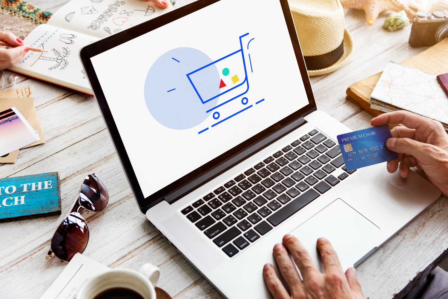 Laptop mit Online-Shopping-Warenkorb-Symbol als Sinnbild für E-Commerce-Lösungen.