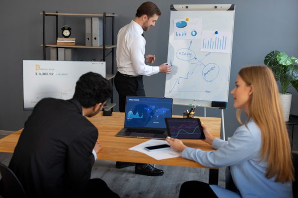 Büroangestellte schauen sich Analysen an.
