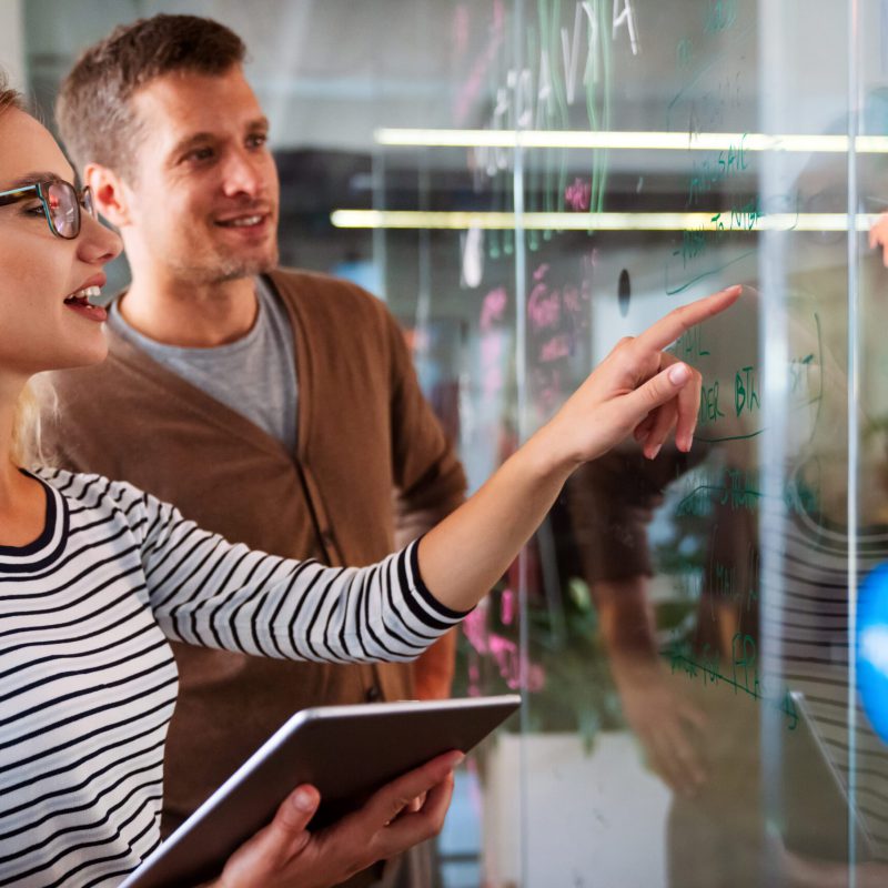 Geschäftslösungen, Technologie, Erfolg und Strategiekonzept. Kollegen bei der Arbeit und beim Brainstorming im Büro