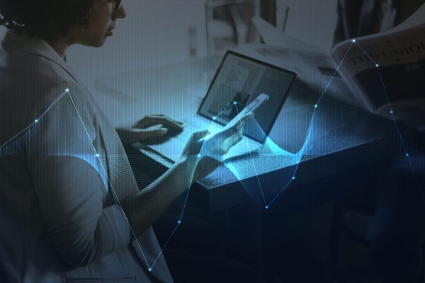 Geschäftsfrau vernetzt sich mit digitalen Geräten Geschäftsfrau, die digitale Geräte für Networking nutzt.