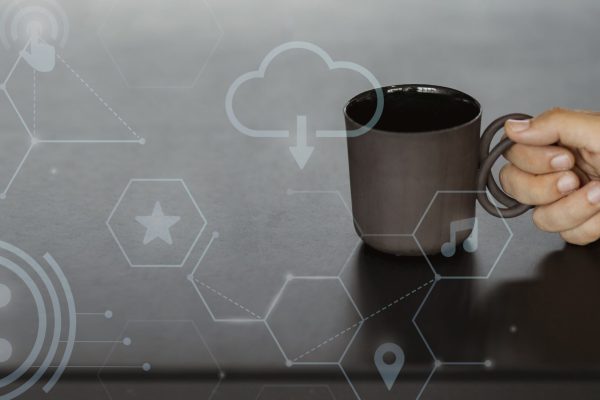 dunkelbraun-kaffee-tasse-min Eine dunkelbraune Kaffeetasse.